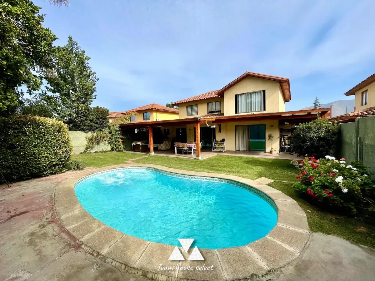 Excelente Casa En Lomas Del Carmen, Huechuraba 5d/4b+serv. - 1